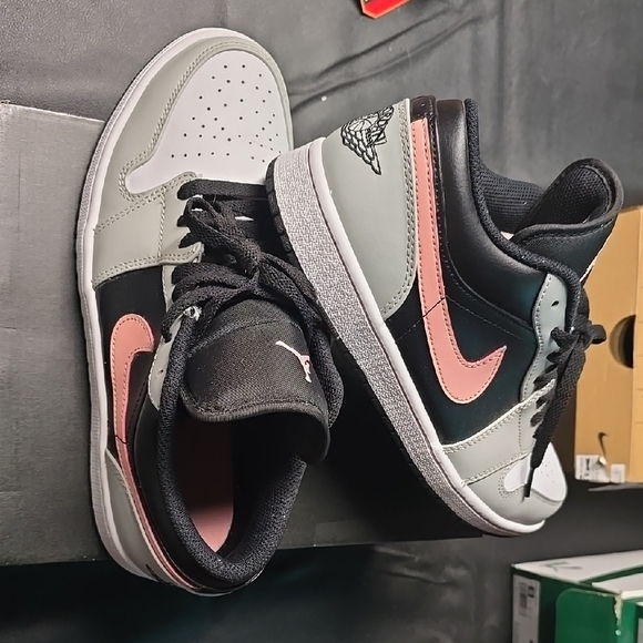 Air Jordan 1 Low Sneakers - Picture 2 of 4